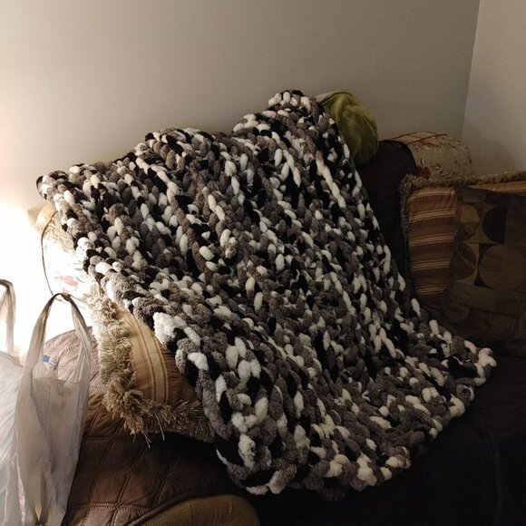NEW- Hand Crocheted Chunky Yarn Blanket/Throw - Picture 6 of 6